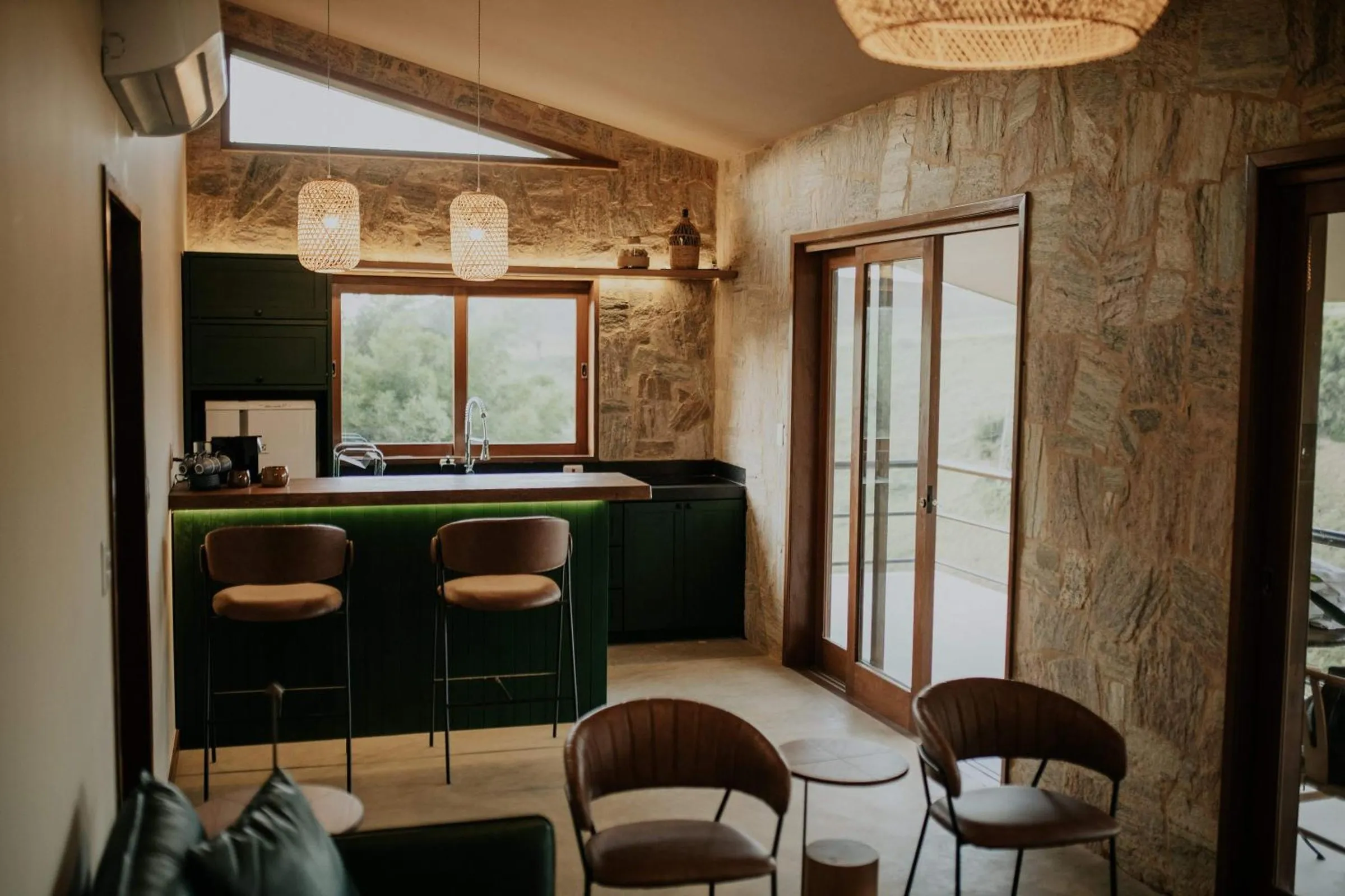 Mini cozinha verde da cabana com vista para o vinhedo