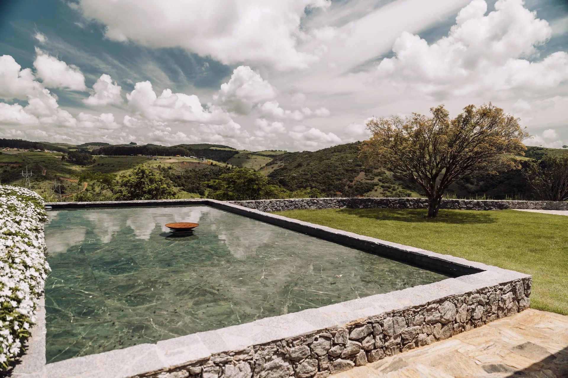 Piscina da Casa Vinnus com vista para a serra