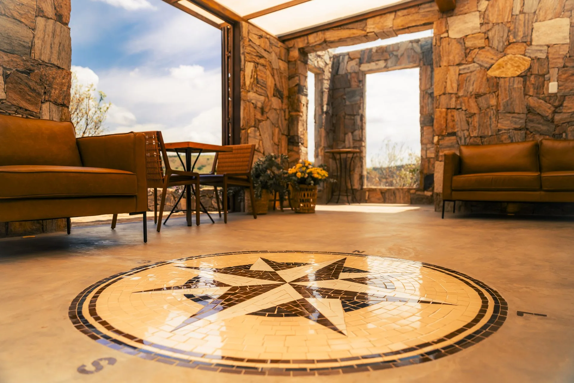 Terraço da Casa Vinnus com mosaico em forma de rosa dos ventos